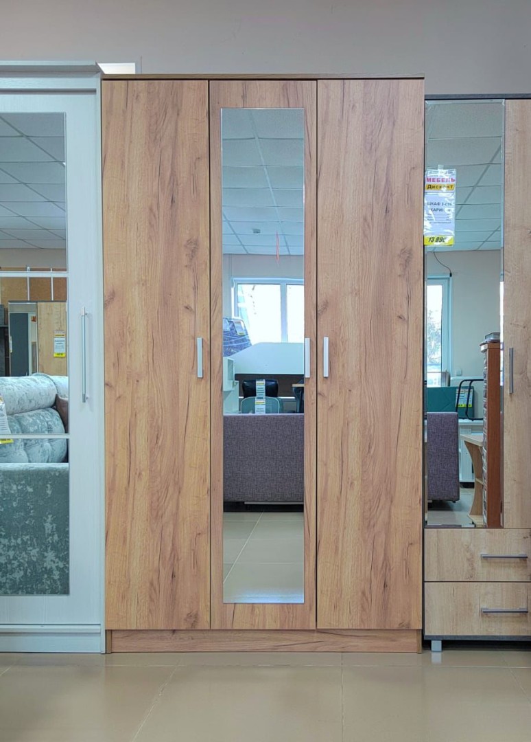 Шкаф 3-х створчатый с зеркалом